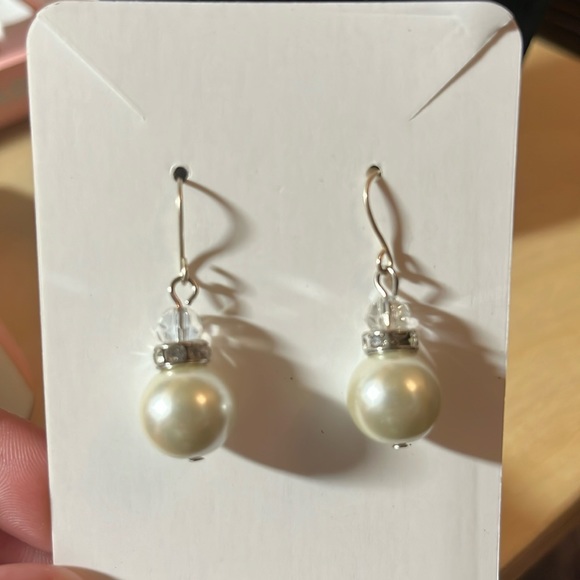 Cute formal handmade pearl earring, good for formal occasions. - Picture 1 of 2